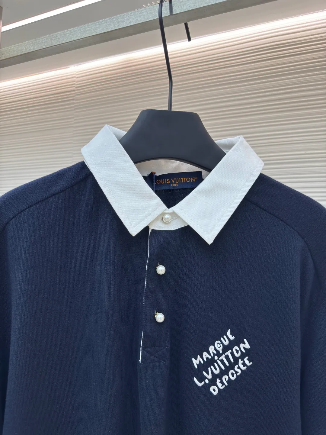 LOUIS VUITTON woolen polo POLO shirt ●Authentic product: purchased and developed at 9650 ●Item number: 1680138-B05 ●Fabric: the finest fully combed cotton ●Technology: knitted embroidery ●Version: fitted version ●Weight: about 375g ●Size: XS-S-M-L ●Description: Made of Japanese Shima Seiki) high-end flat knitting machine to ensure seamless connection of collars, cuffs, hem ribs and other parts. The overall wiring is straight and delicate, the fabric is comfortable and soft, and the color is consistent without color difference. It can be matched with the same style to create a fashionable look and control various occasions. Customized accessories, complete with three standards, same style for men and women!